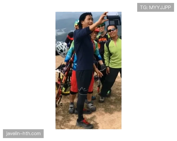 张帅训练完直接拎爱马仕去吃路边摊，这反差谁懂