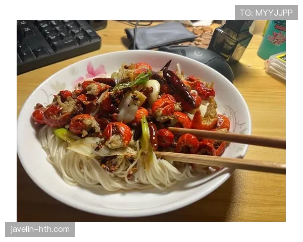 肖若腾今天的早饭居然是机场贵宾厅的龙虾套餐？普通人真想象不出那生活档次啊！